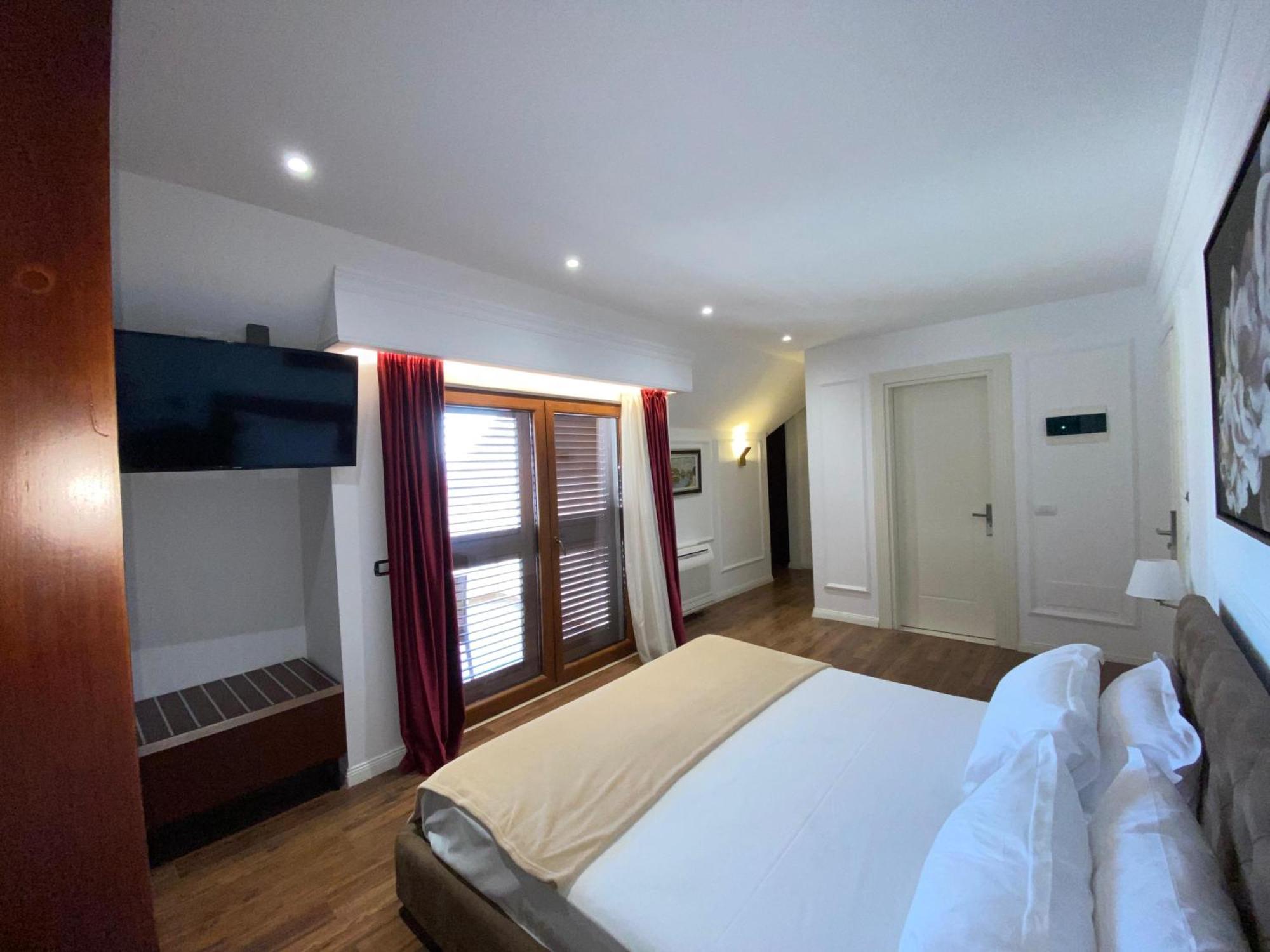 Zeus Hotel 4*